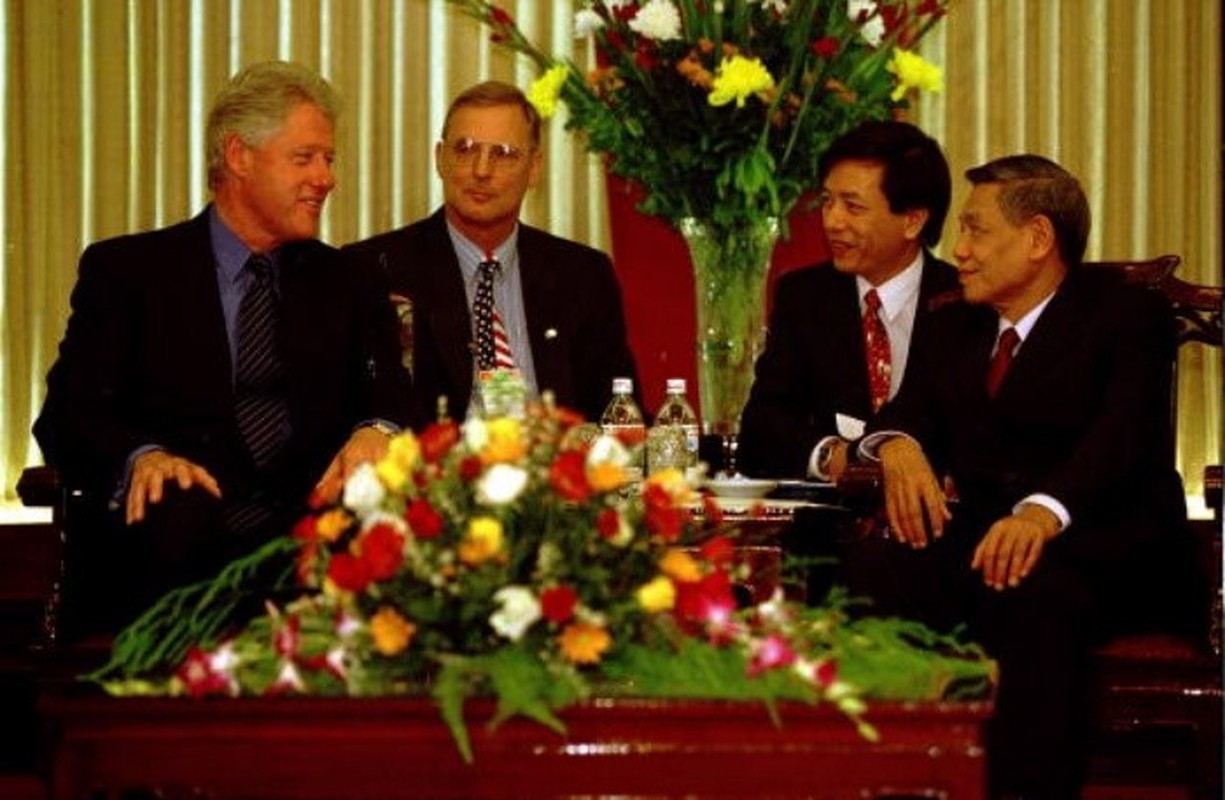 Tong thong Bill Clinton va chuyen tham lich su nam 2000-Hinh-6